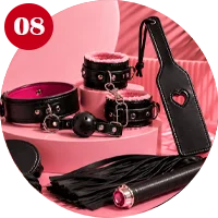 Accessori BDSM e bondage con manette, collari, maschera e frusta per gioco di ruolo e controllo
